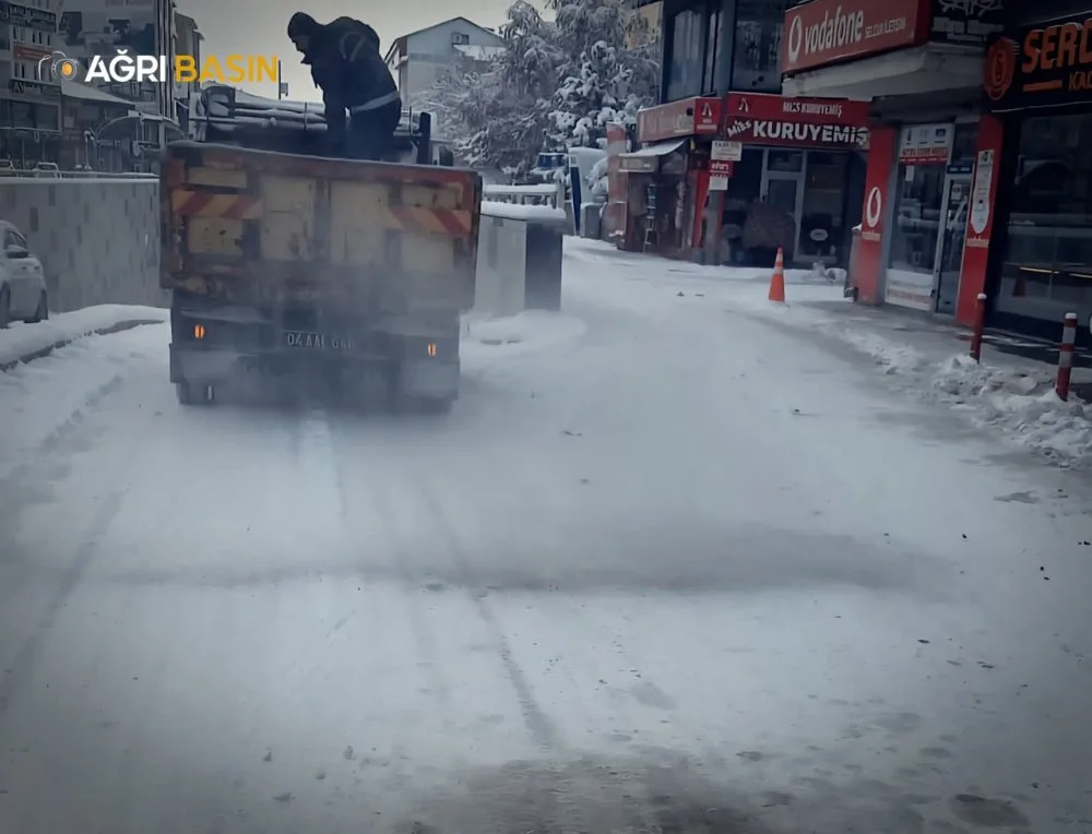 Ağrı Belediyesini Kar Mesaisini sürdürüyor