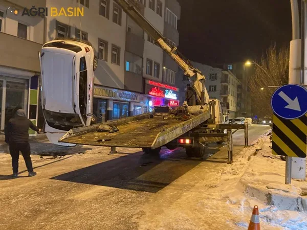 Ağrı'da Buzlanan Yolda Araç Takla Attı 2 kişi Yaralandı