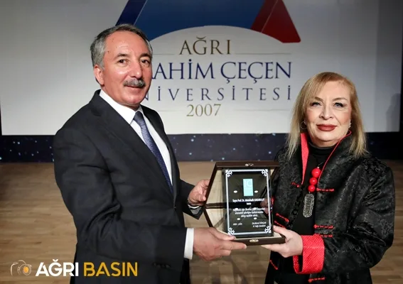 AİÇÜ’de Akademik Teşvik Ödülü ve Cübbe Giyme Töreni Yapıldı