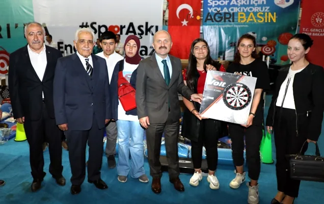 Spor Aşkı Engel Tanımaz Projesi Kapsamında Spor Malzemesi Dağıtım Töreni Düzenlendi