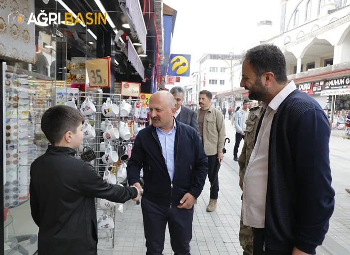 Ağrı Valisi Ayağının tozuyla Esnaf ve Vatandaşlarla Bayramlaştı
