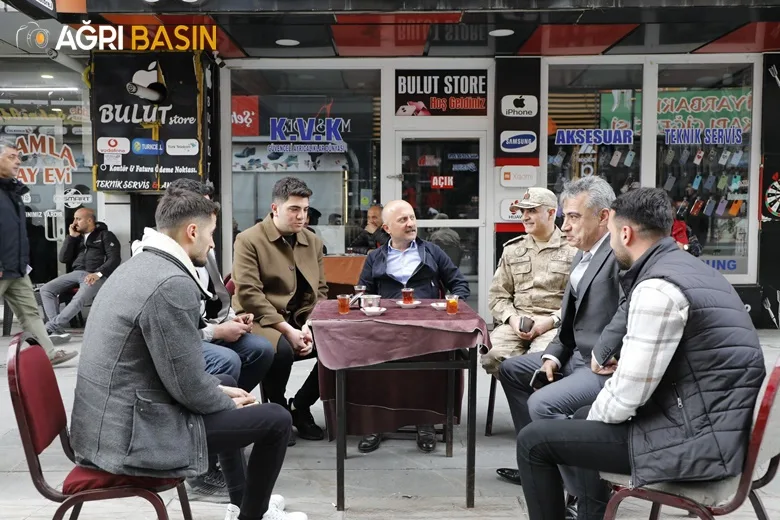 Ağrı Valisi Ayağının tozuyla Esnaf ve Vatandaşlarla Bayramlaştı