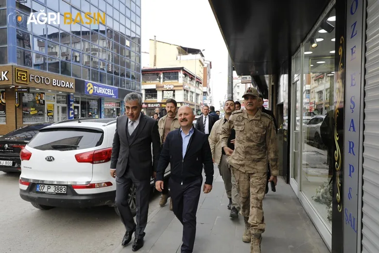 Ağrı Valisi Ayağının tozuyla Esnaf ve Vatandaşlarla Bayramlaştı