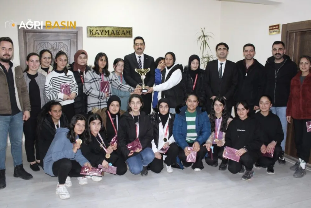 Hamur'un Şampiyon Takımı Kupayı Kaymakam'a Takdim Etti