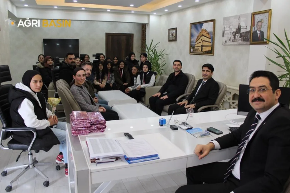 Hamur'un Şampiyon Takımı Kupayı Kaymakam'a Takdim Etti