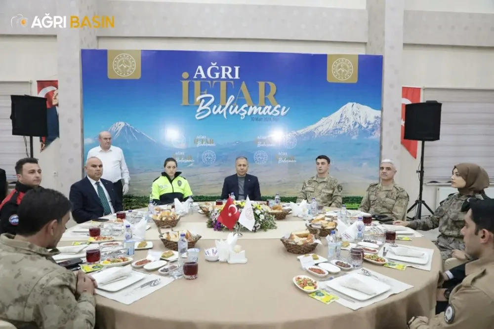 Bakan Ali Yerlikaya, Ağrı'da Jandarma ve Emniyet Teşkilatıyla İftar Yaptı