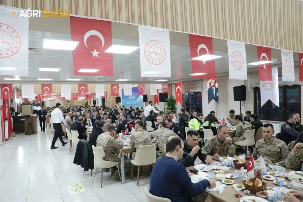 Bakan Ali Yerlikaya, Ağrı'da Jandarma ve Emniyet Teşkilatıyla İftar Yaptı