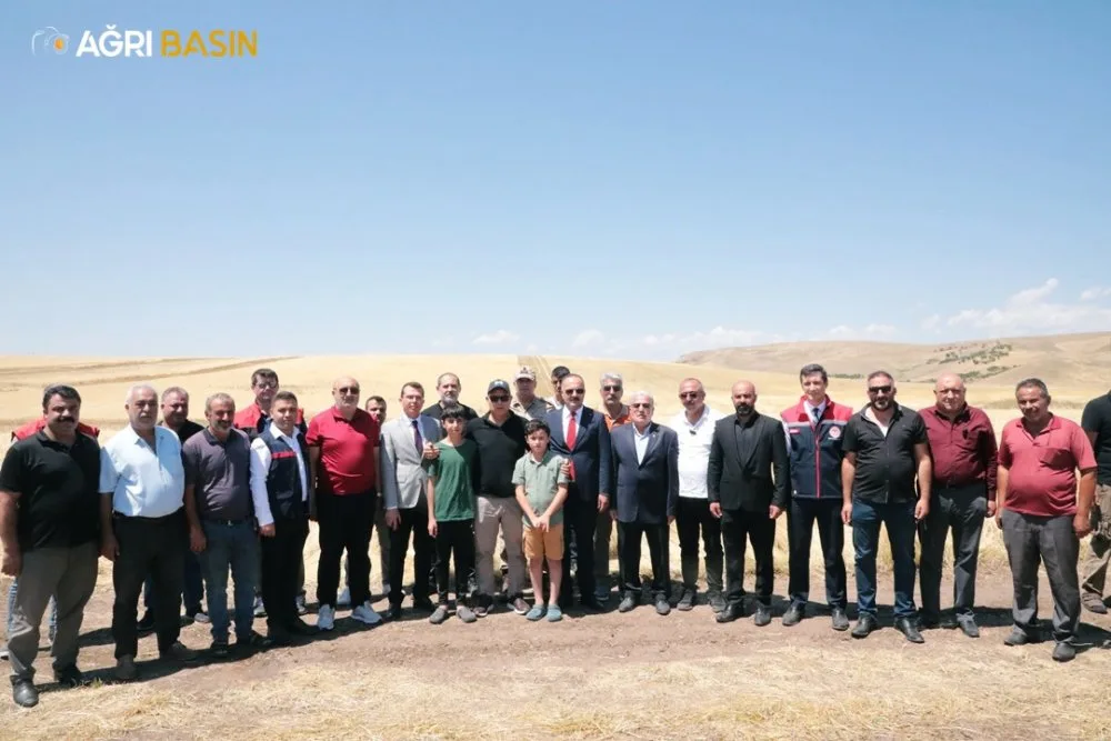 Tutak'ta Buğday Hasadı Gerçekleşti: Vali Mustafa Koç Çiftçilerle Bir Araya Geldi