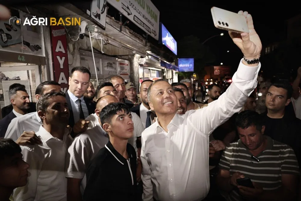 Bakan Yerlikaya Tutak’ta esnafla bir araya geldi