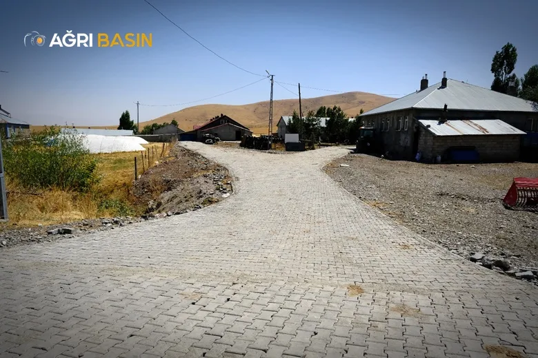 Ağrı’da köy yolları modern parke taşlarıyla yenilendi