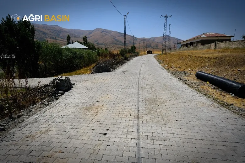Ağrı’da köy yolları modern parke taşlarıyla yenilendi