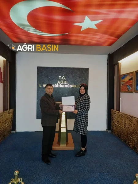 eTwining 13. Ulusal Konferansında Ağrıyı temsil eden Gülten Sökmen Özmüş'e plaket