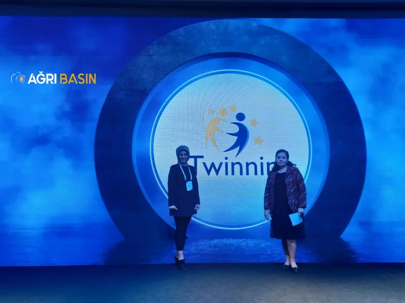 eTwining 13. Ulusal Konferansında Ağrıyı temsil eden Gülten Sökmen Özmüş'e plaket
