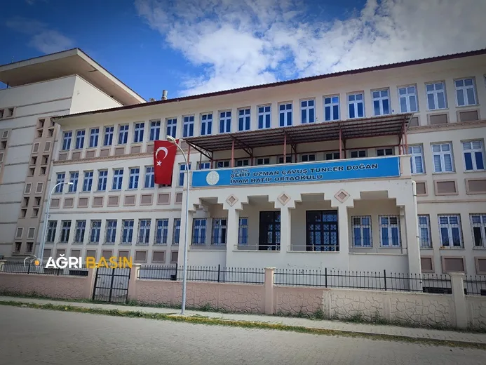 Ağrı’da 1024 kuruma 15 Temmuz için Türk bayrağı asıldı