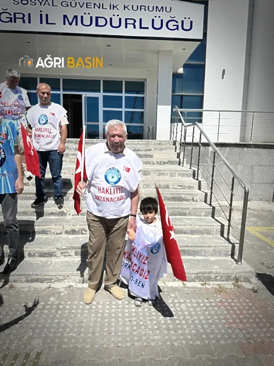Türkiye Kamu-Sen Ağrı'da İş Bırakma Eylemi Gerçekleştirdi