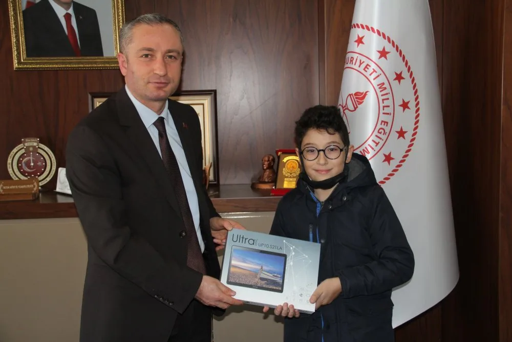Ağrılı başarılı öğrenciler, Milli Eğitim Müdürü Kökrek’i ziyaret etti
