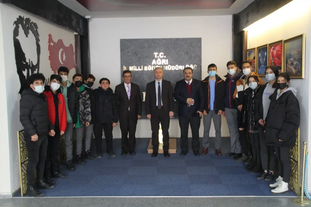 Ağrılı başarılı öğrenciler, Milli Eğitim Müdürü Kökrek’i ziyaret etti