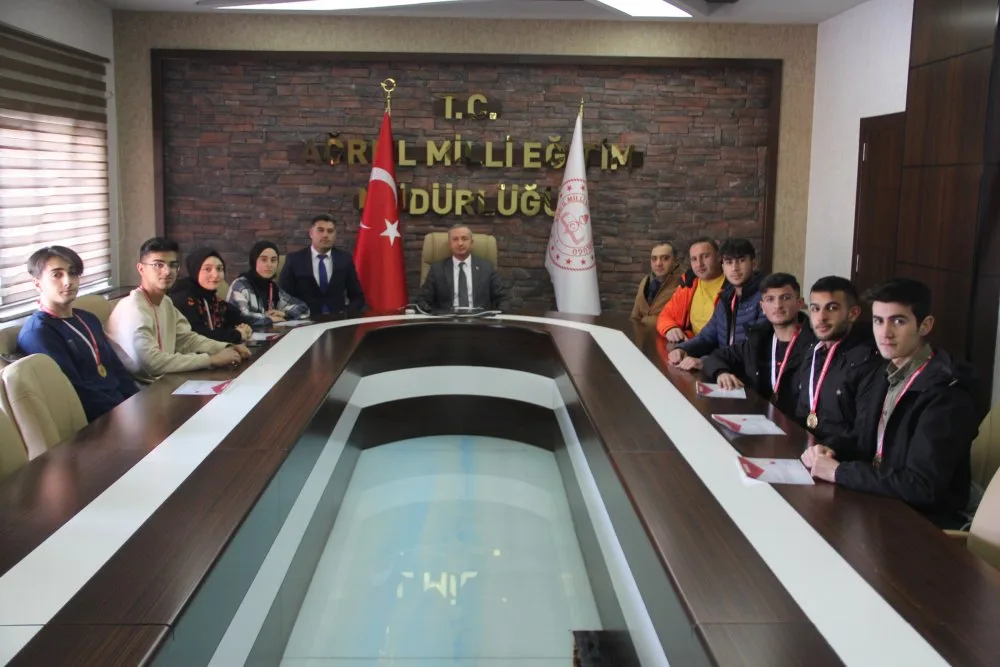 Ağrılı başarılı öğrenciler, Milli Eğitim Müdürü Kökrek’i ziyaret etti