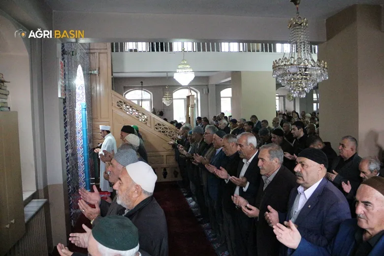 Gazze'de Hastane saldırısında hayatını kaybedenler için Ağrı'da gıyabi Cenaze namazı