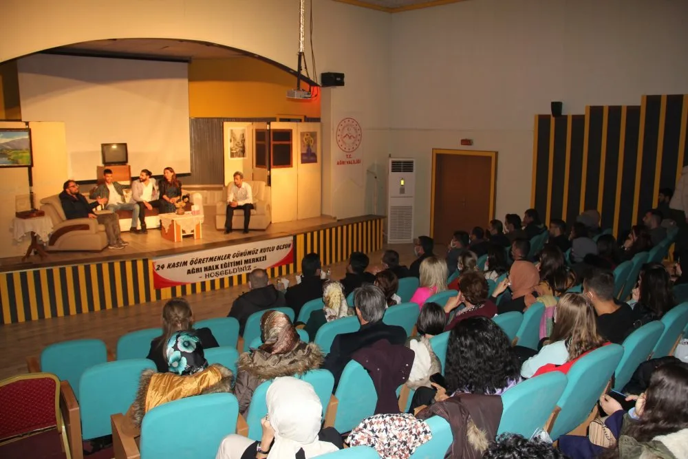 Ağrı'da "Ömür Boyu Öğretmen" Tiyatro Oyunu Sergilendi
