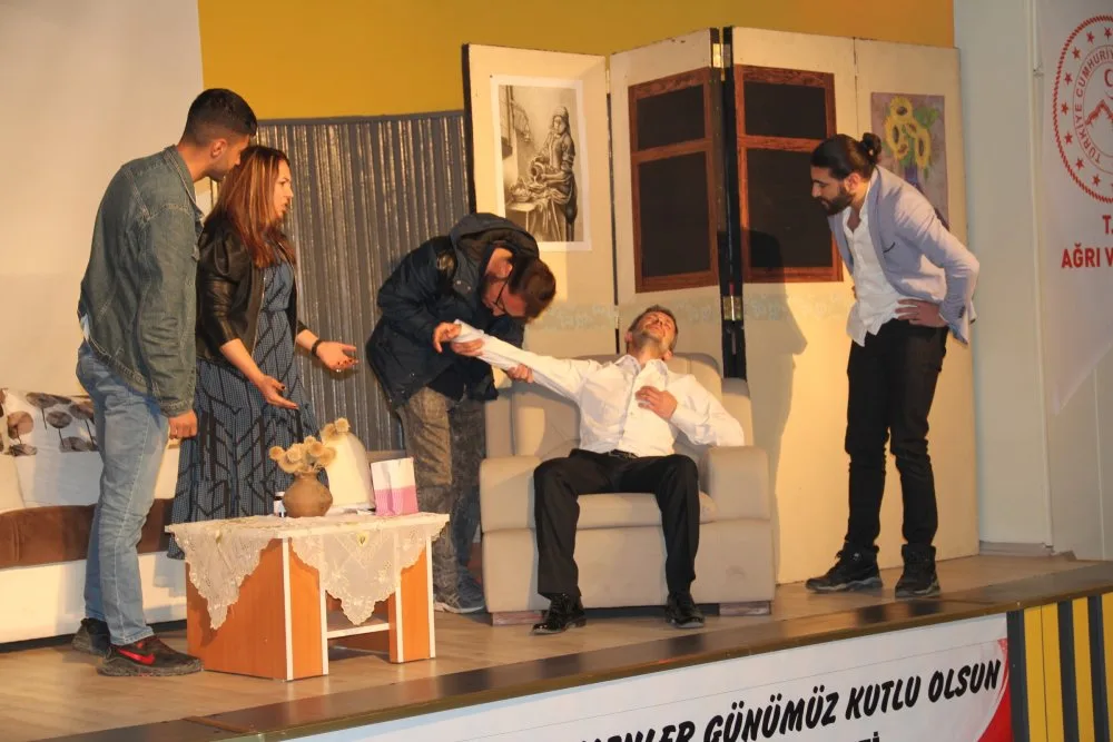Ağrı'da "Ömür Boyu Öğretmen" Tiyatro Oyunu Sergilendi