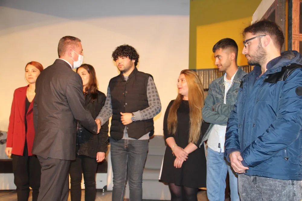 Ağrı'da "Ömür Boyu Öğretmen" Tiyatro Oyunu Sergilendi