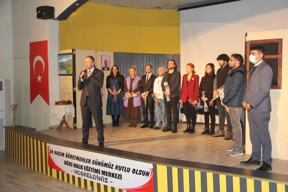 Ağrı'da "Ömür Boyu Öğretmen" Tiyatro Oyunu Sergilendi