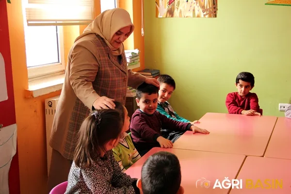 Sedide Akbulut Ağrı'da 4-6 yaş Kur’an kurslarını ziyaret etti
