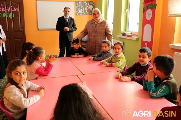 Sedide Akbulut Ağrı'da 4-6 yaş Kur’an kurslarını ziyaret etti