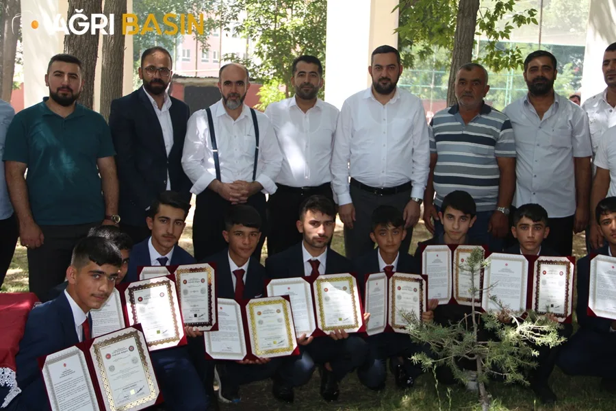 Ağrı'da Hafızlık Eğitimini Tamamlayan Öğrenciler Hafızlık Belgelerini Aldı