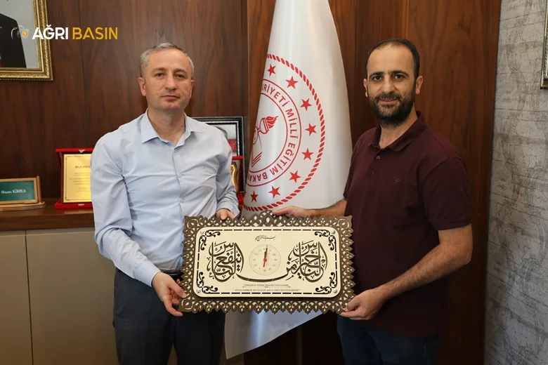 Ağrı Peygamber Sevdalıları Derneği'nden Hasan Kökrek'e teşekkür ziyareti
