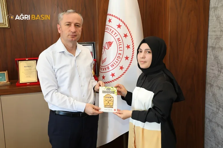 Ağrı’da okul yöneticileri çıkardıkları Anı Kumbarası adlı kitabı Kökrek’e hediye etti