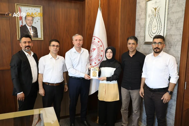 Ağrı’da okul yöneticileri çıkardıkları Anı Kumbarası adlı kitabı Kökrek’e hediye etti