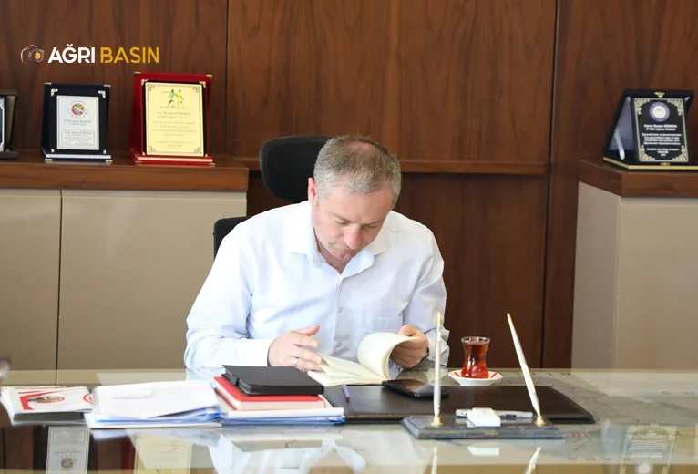 Ağrı’da okul yöneticileri çıkardıkları Anı Kumbarası adlı kitabı Kökrek’e hediye etti