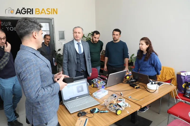 Hasan Kökrek, geleceğin bilim adamlarının ürettiği robotları inceledi