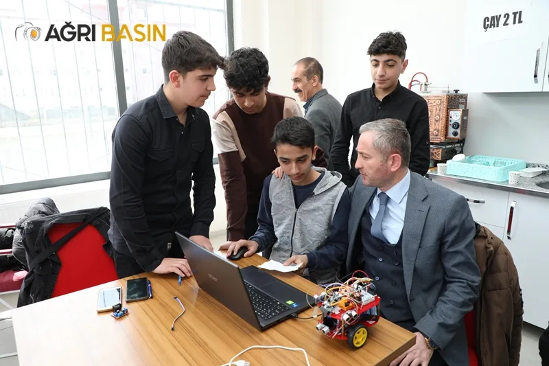 Hasan Kökrek, geleceğin bilim adamlarının ürettiği robotları inceledi
