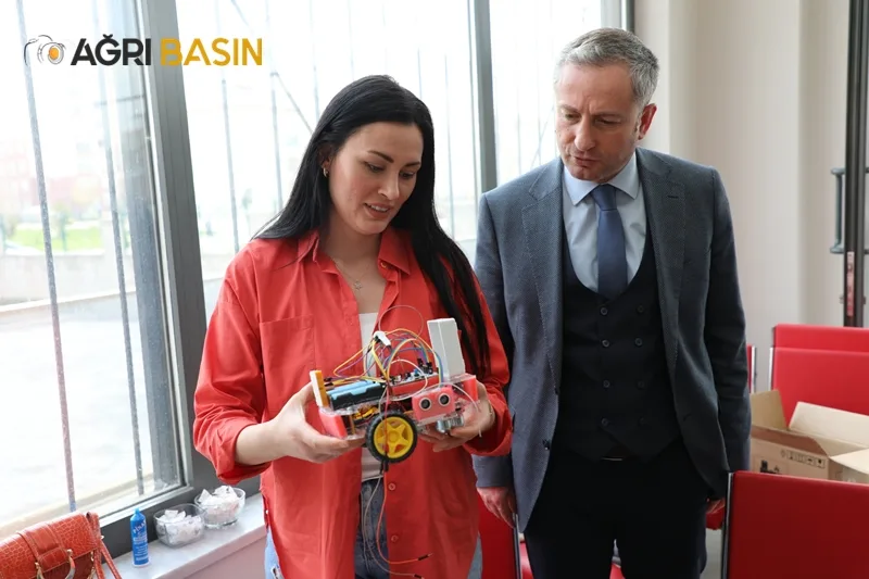 Hasan Kökrek, geleceğin bilim adamlarının ürettiği robotları inceledi