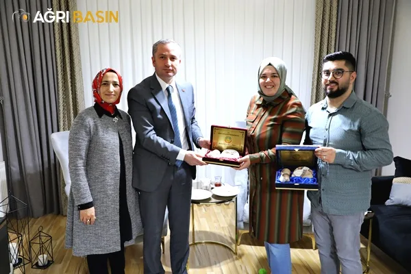 Hasan Kökrek öğretmen Şencan çiftinin iftar sofrasına konuk oldu