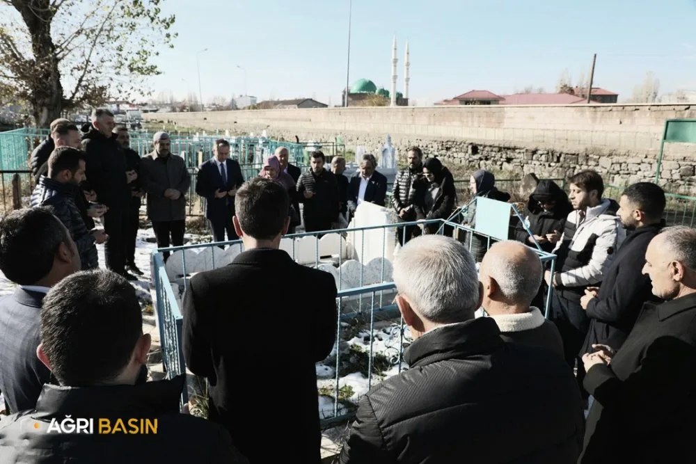 Ağrı’da vefat eden öğretmenler kabirlerinde ziyaret edildi