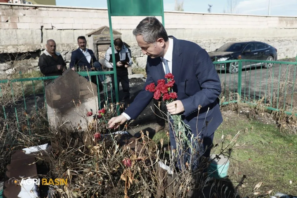 Ağrı’da vefat eden öğretmenler kabirlerinde ziyaret edildi