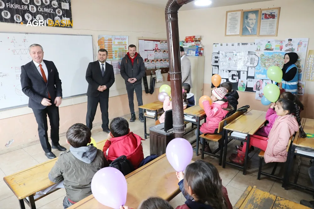 Ağrı Müftülüğü öğrencilere kışlık yardım dağıttı