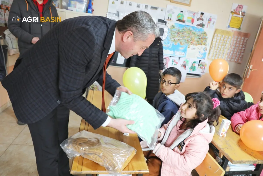 Ağrı Müftülüğü öğrencilere kışlık yardım dağıttı