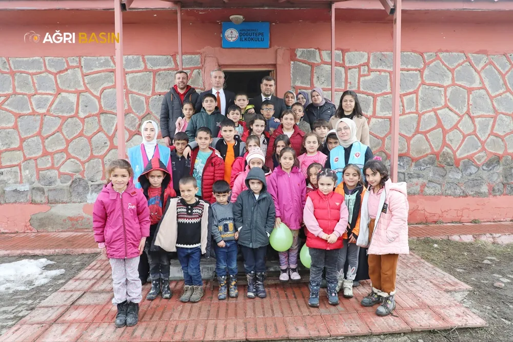 Ağrı Müftülüğü öğrencilere kışlık yardım dağıttı