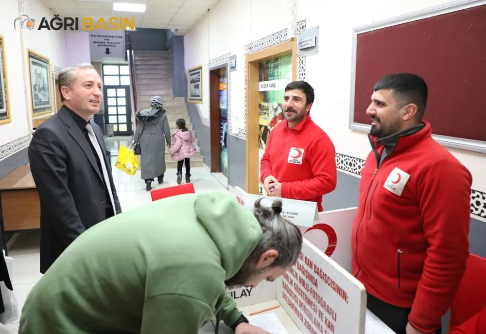 Ağrı Milli Eğitim Müdürü Hasan Kökrek'ten Kızılay'a kan desteği