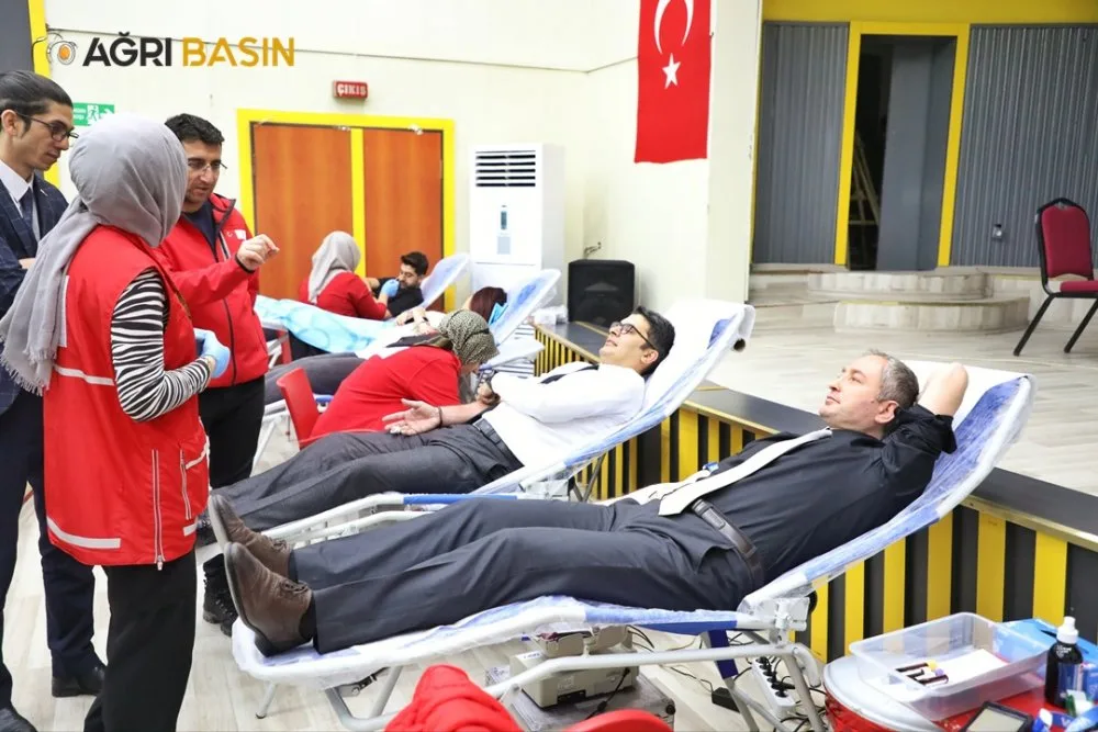 Ağrı Milli Eğitim Müdürü Hasan Kökrek'ten Kızılay'a kan desteği