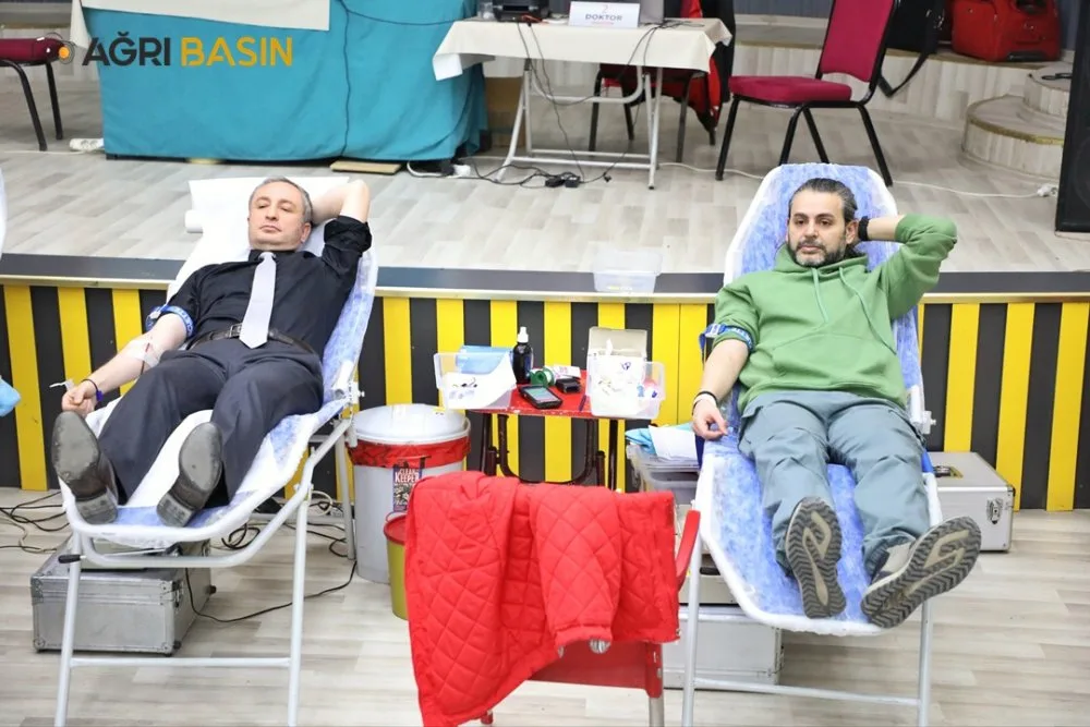 Ağrı Milli Eğitim Müdürü Hasan Kökrek'ten Kızılay'a kan desteği