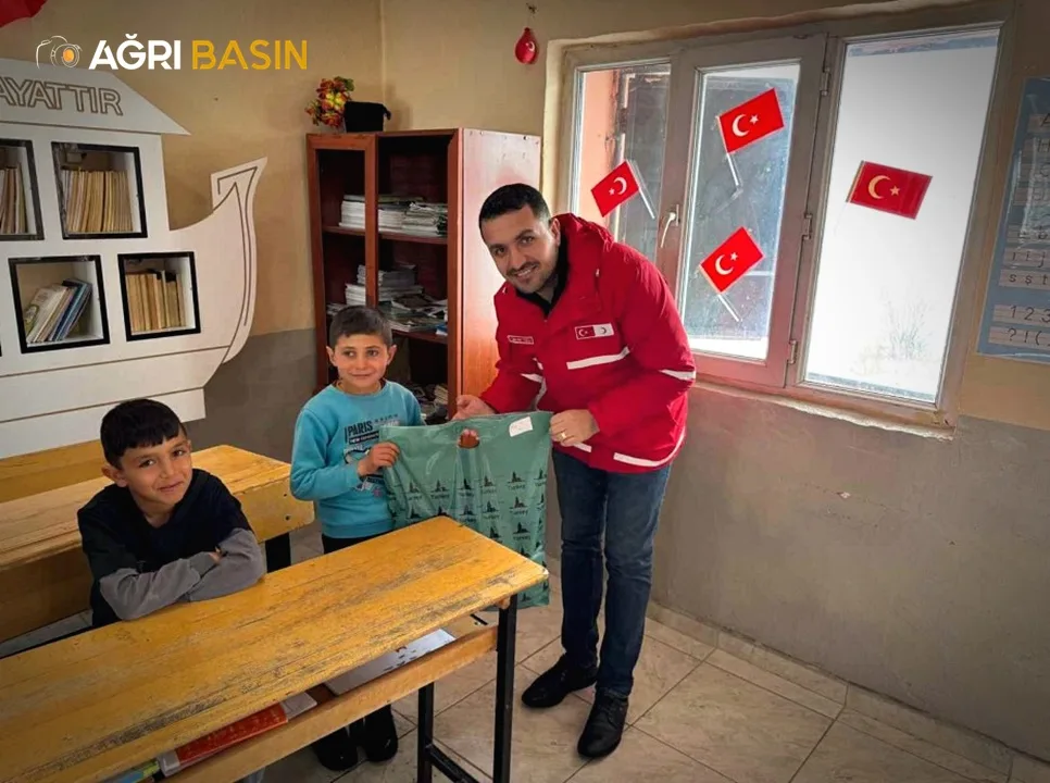 Kızılay Ağrı Şubesinden Köy Okulu Öğrencilerine Anlamlı Ziyaret