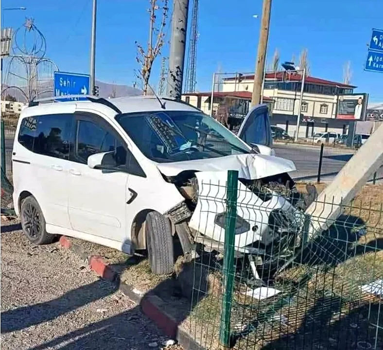 Doğubayazıt'ta Elektrik Direğine Çarpan Araçta 3 Yaralı