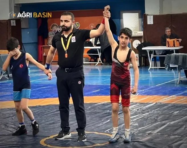 Ağrılı Güreşçiler Erzurum'da Madalyalarla Döndü