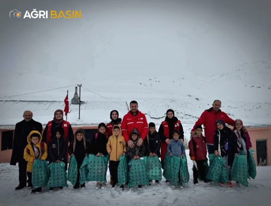 Kızılay Ağrı Şubesinden Köy Okulu Öğrencilerine Anlamlı Ziyaret
